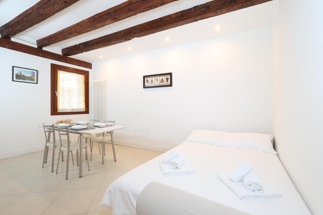 Apartament Bricola Biennale *